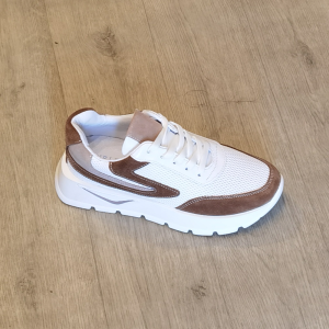 Sneakers white with brown print